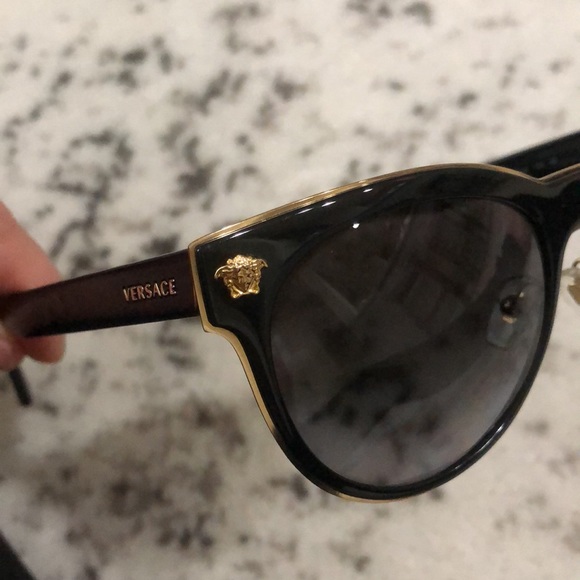 Versace sunglasses - Picture 4 of 8